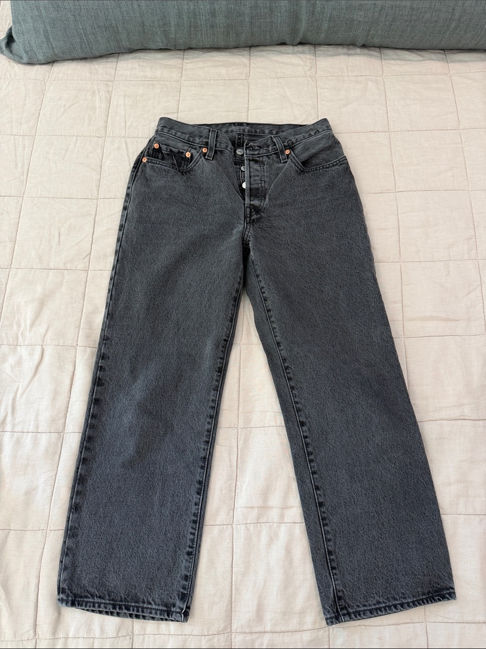 Women's dark gray straight leg Levi’s in a mid-rise loose fit. Size 27.